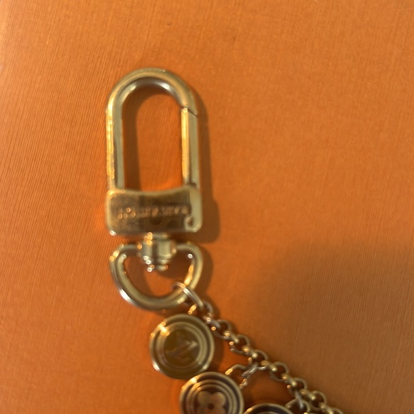 Louis Vuitton keychain/bag charm ๐ค - Picture 4 of 6